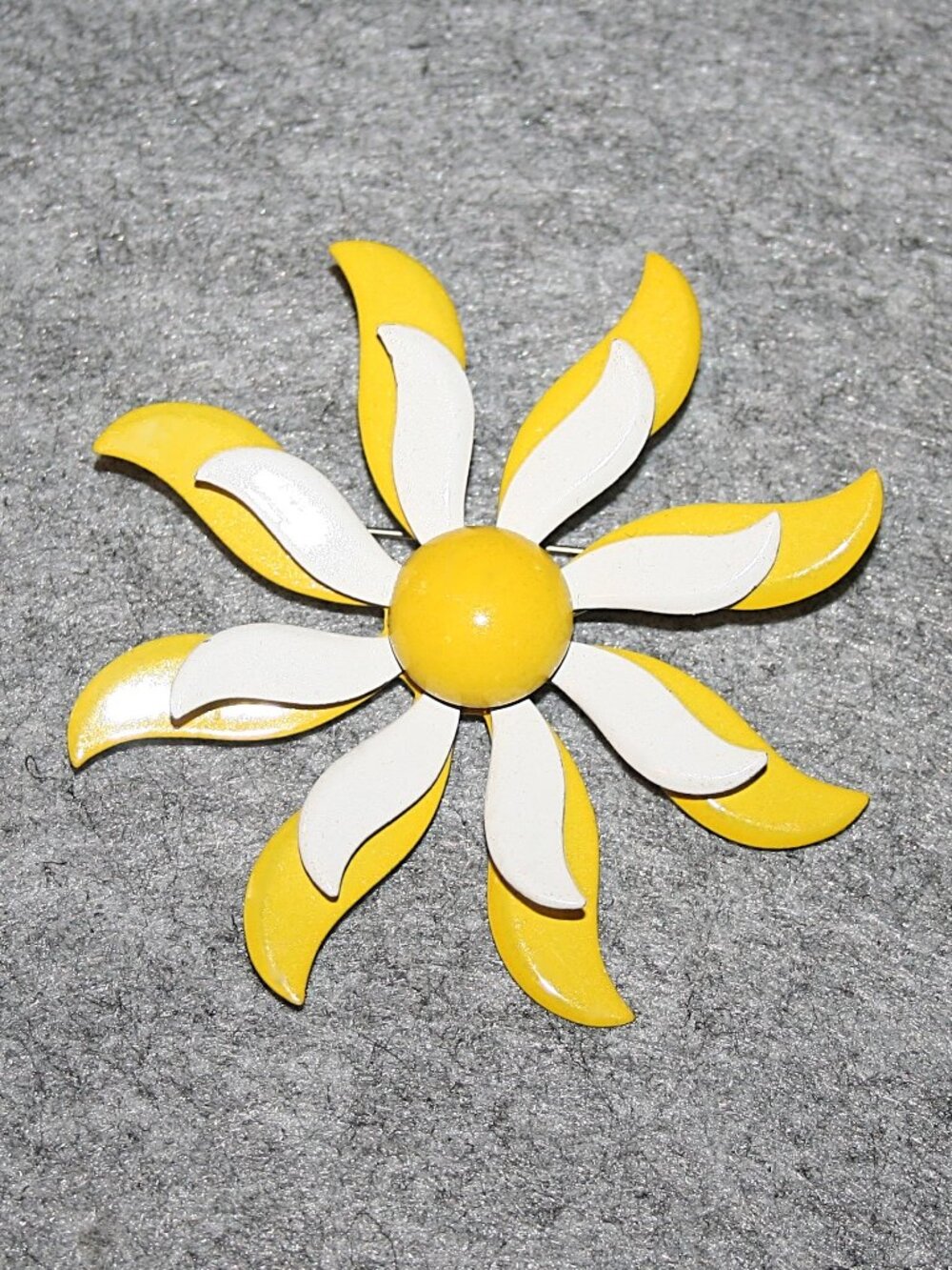 Vintage Flower Yellow / White Enameled Brooch Pi